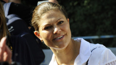 Kronprinsessan Victoria ler.