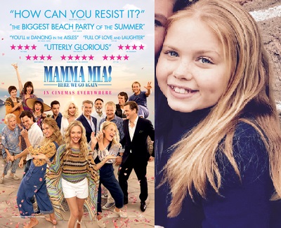Gänget i Mamma Mia 2 står och poserar. Bredvis är Lily som recenserar filmen.