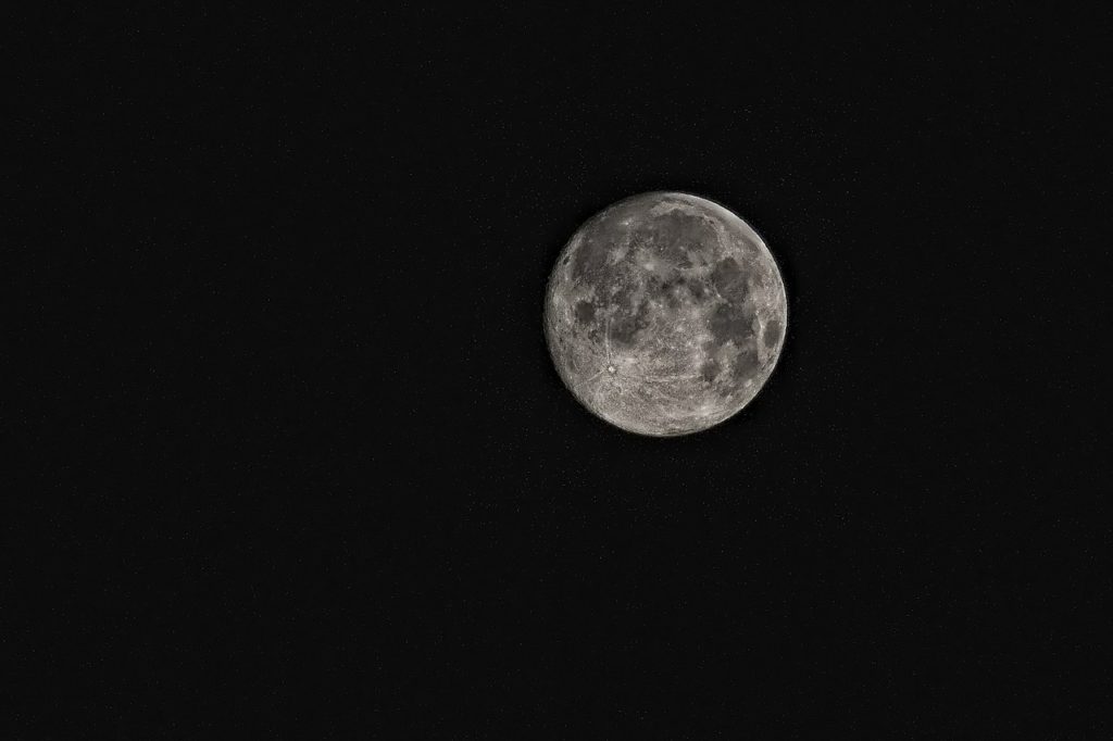 Månen syns på en mörk himmel.