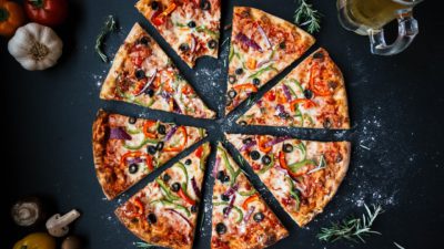 En uppdelad pizza