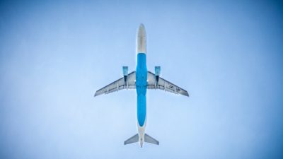 Ett flygplan i luften.