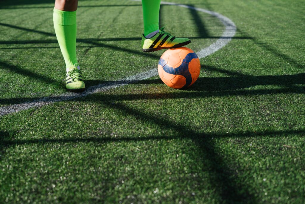 En person som spelar fotboll