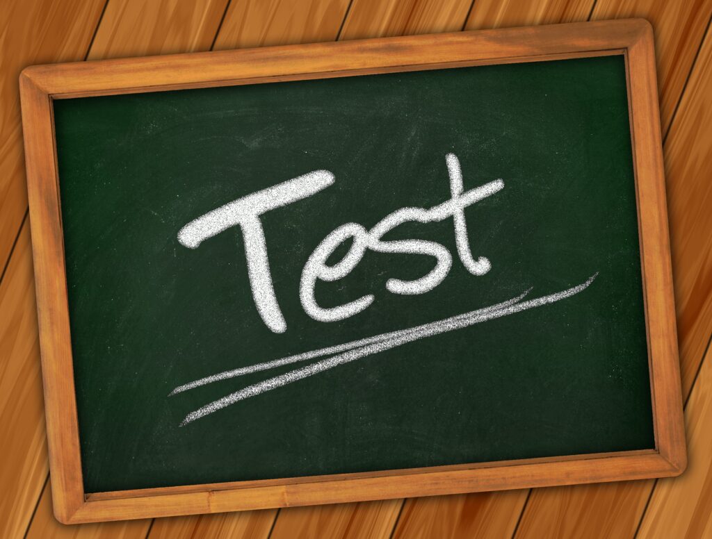 Ordet test skrivet på en tavla