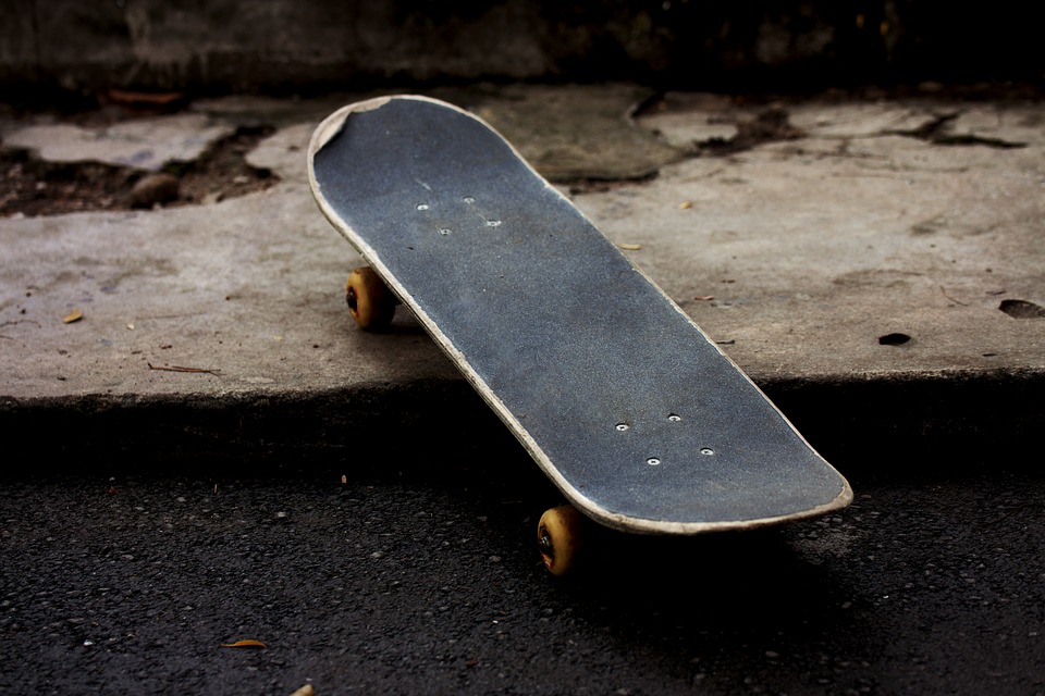 Roboten LEO kan åka skateboard.