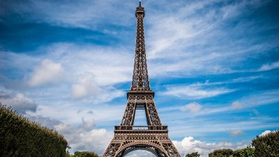 En bild på Eiffeltornet i Paris.